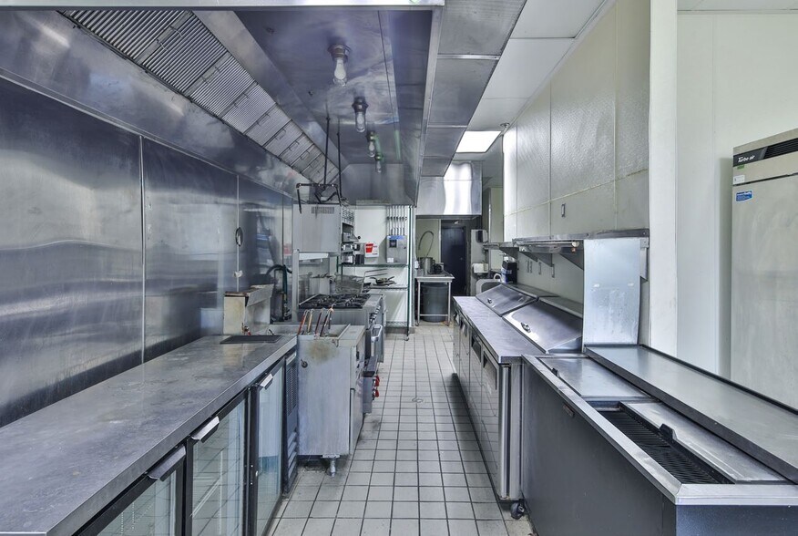More Photos Of 1705 Ocean Ave, Santa Monica Apartments For Lease