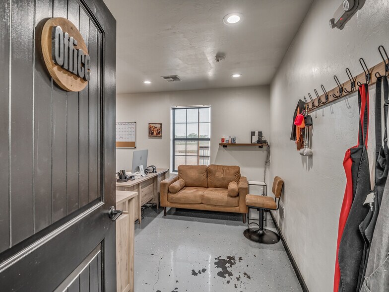 More Photos Of 106 NW 4th St, Lindsay Specialty For Sale