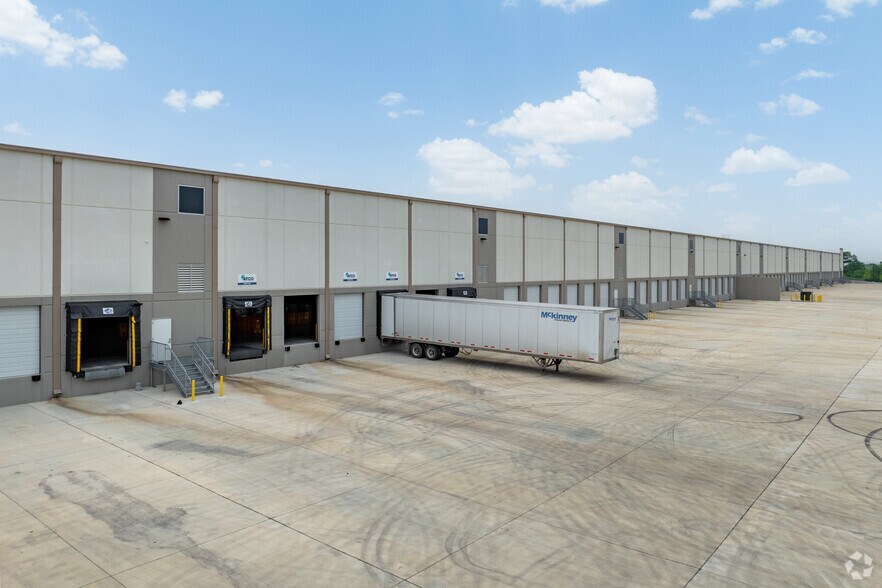 More Photos Of 1425 Susurro Pky, San Marcos Distribution For Lease