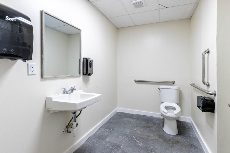 More Photos Of 2425 Hyde Park Blvd, Niagara Falls Freestanding For Sale