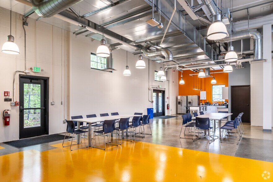 More Photos Of 154 Calvary St, Waltham Research And Development For Lease