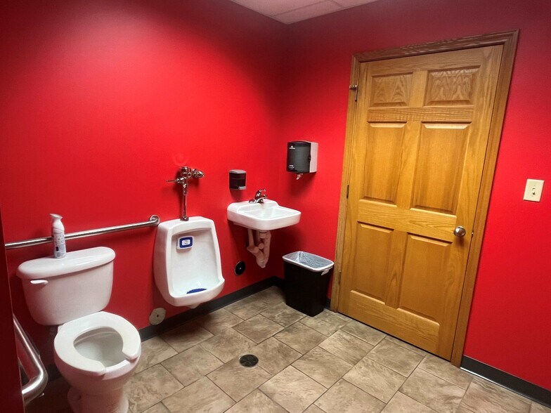 More Photos Of 7201 Mount Vernon Rd SE, Cedar Rapids Flex For Lease