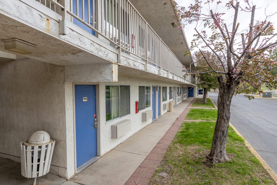 More Photos Of 1309 S Ohlman St, Mitchell Hotel For Sale