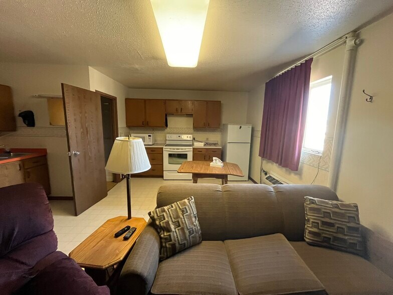 More Photos Of 913 4th St SW, Stanley Hotel For Lease