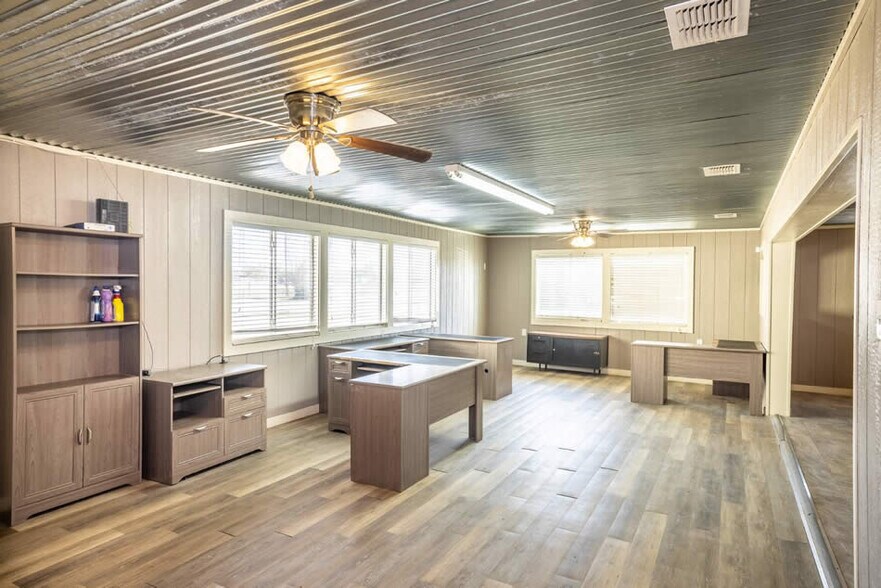 More Photos Of 713 N Riedel St, Yorktown Office For Sale