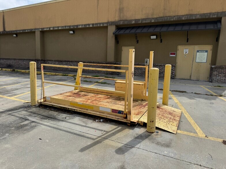 More Photos Of 5700 Crowder Blvd, New Orleans Freestanding For Lease
