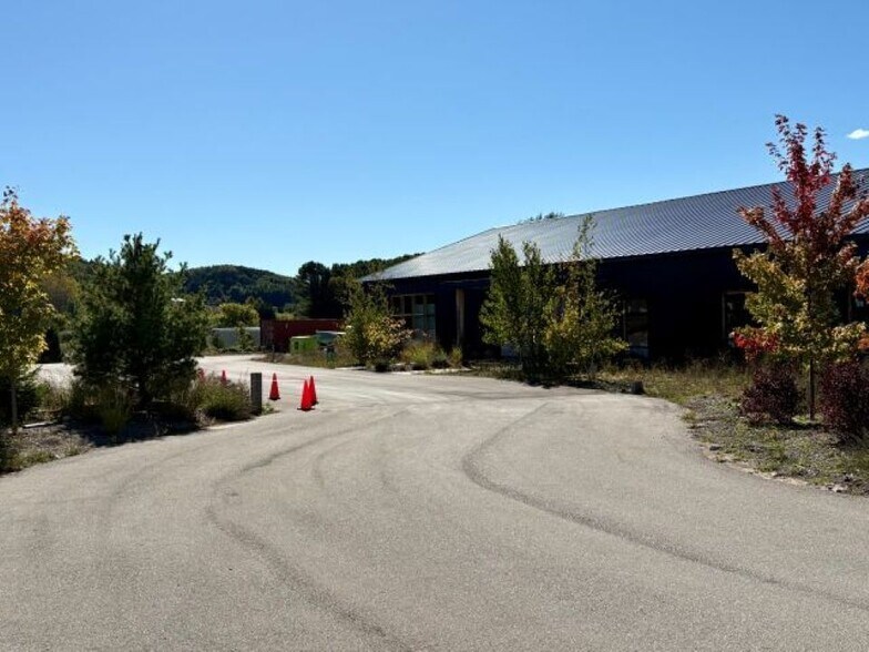 More Photos Of 7334 E Duck Lake Rd, Lake Leelanau Showroom For Lease