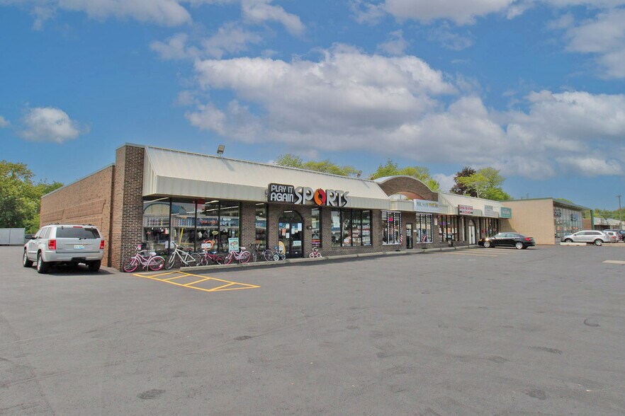 More Photos Of 18809-18833 Eureka Rd, Southgate Storefront For Lease