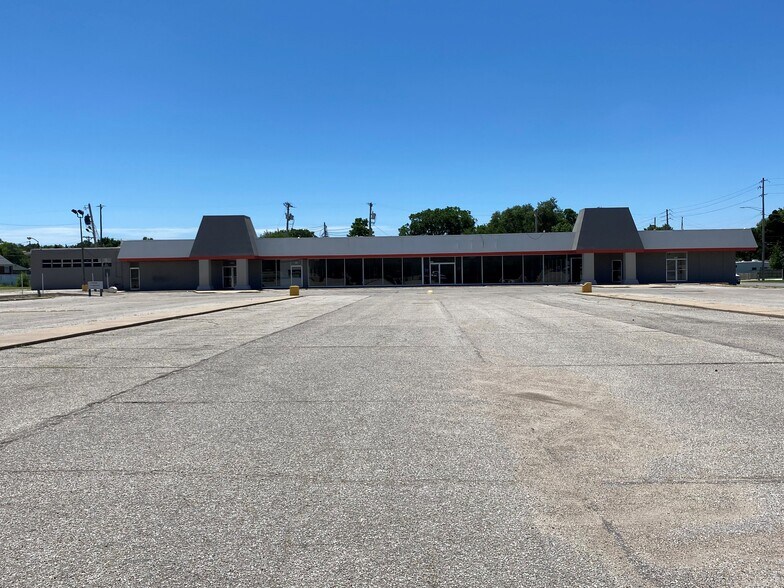 Primary Photo Of 6411-6425 E Kellogg Dr, Wichita General Retail For Lease