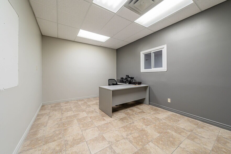 More Photos Of 4811-4819 Boul Saint-Charles, Montréal General Retail For Lease