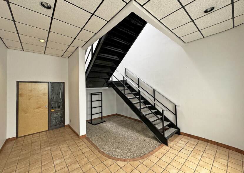 More Photos Of 2415 Princeton Dr NE, Albuquerque Flex For Sale
