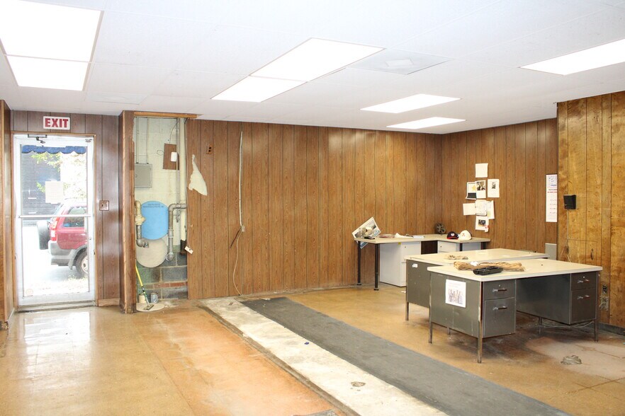 More Photos Of 1701-1705 Roseneath Rd, Richmond Warehouse For Lease