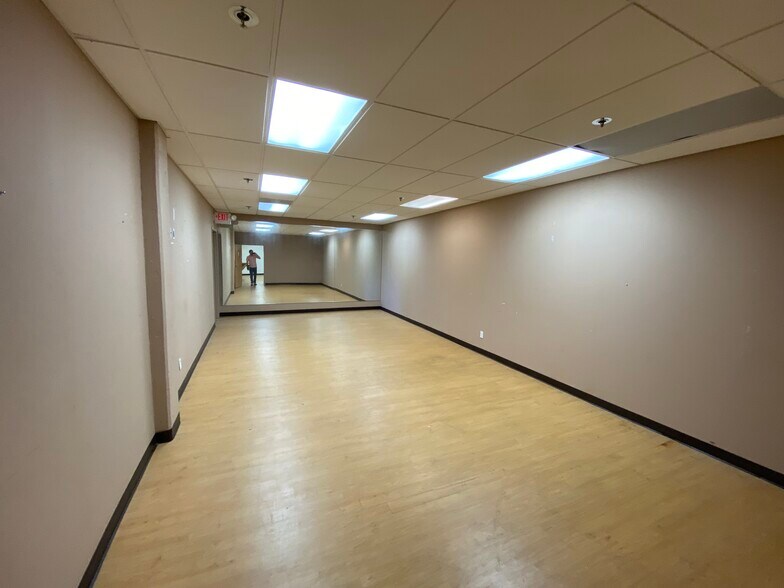 More Photos Of 1000 Camera Ave, Crestwood Flex For Lease