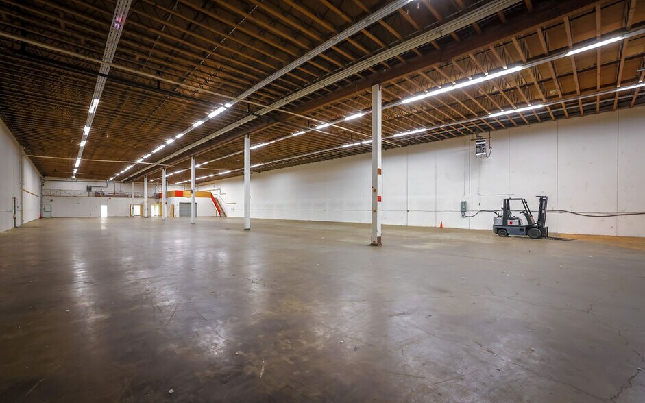 More Photos Of 6990 Greenwood St, Burnaby Light Manufacturing For Lease