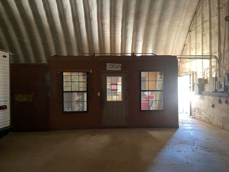 More Photos Of 103 E 1st St, Idalou Warehouse For Lease