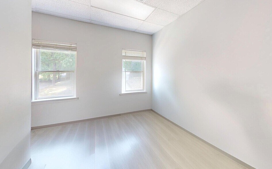 More Photos Of 107 Chesley Dr, Media Office For Sale