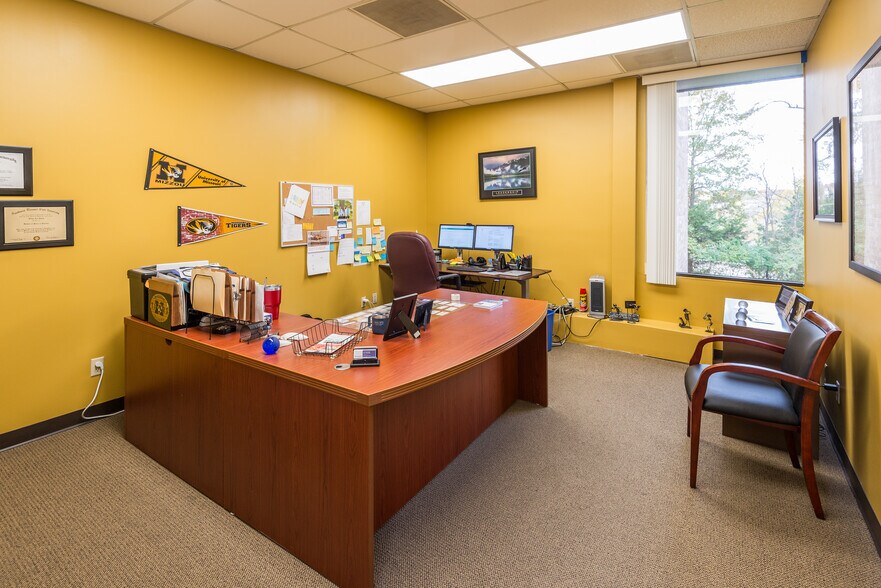More Photos Of 1423 Randy Ln, Jefferson City Office For Sale