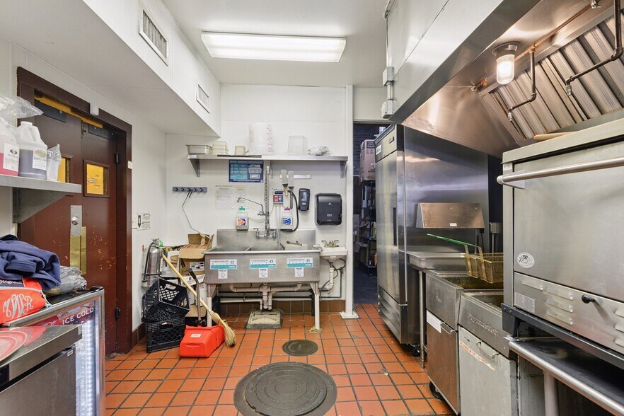 More Photos Of 609 Bourbon St, New Orleans General Retail For Lease