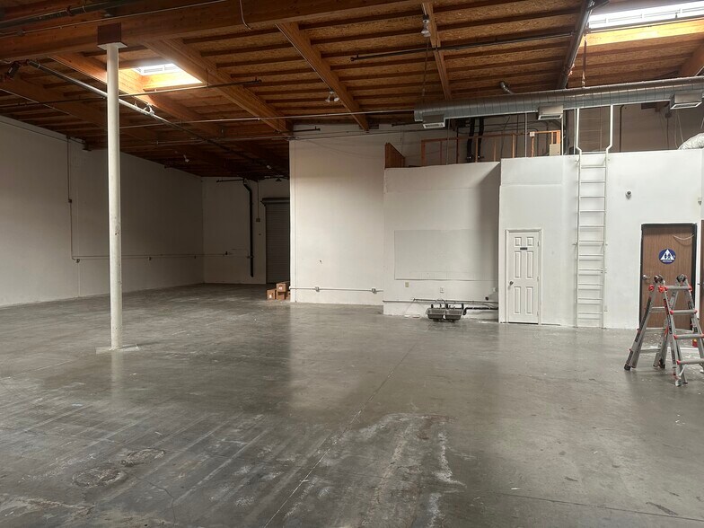 More Photos Of 41519 Cherry St, Murrieta Warehouse For Lease