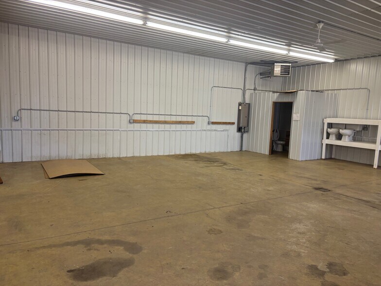 More Photos Of 717 27th St SE, Minot Flex For Lease