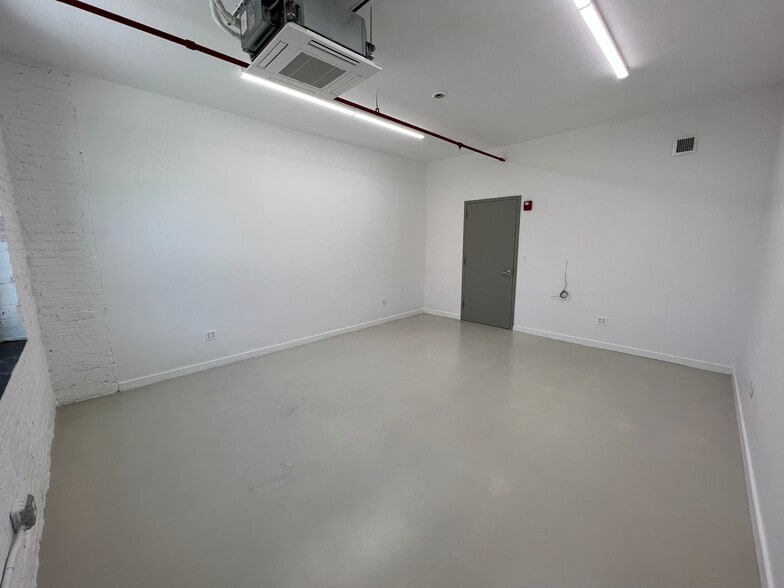 More Photos Of 389 Rider Ave, Bronx Warehouse For Lease