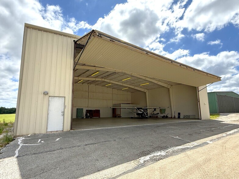 More Photos Of 501 Wright Brothers Dr, Georgetown Airplane Hangar For Sale