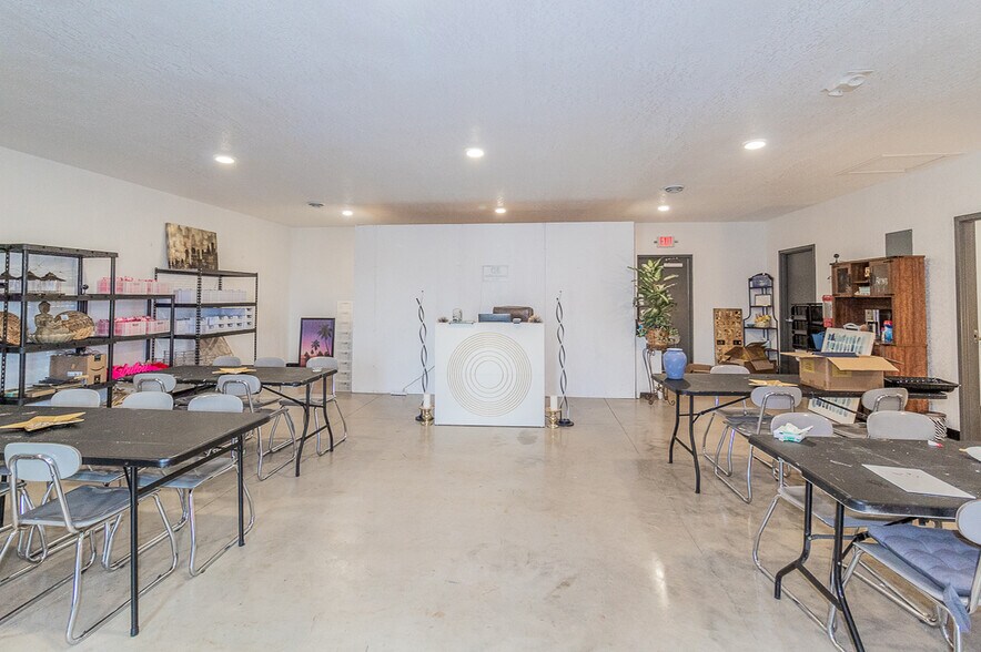 More Photos Of 1186 N Shawano St, New London General Retail For Lease