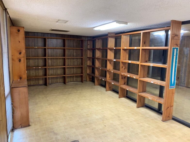More Photos Of 223 W Danieldale Rd, Dallas Light Distribution For Sale