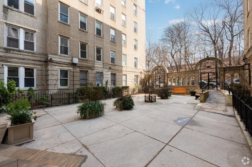 More Photos Of 811 Walton Ave, Bronx Apartments For Lease