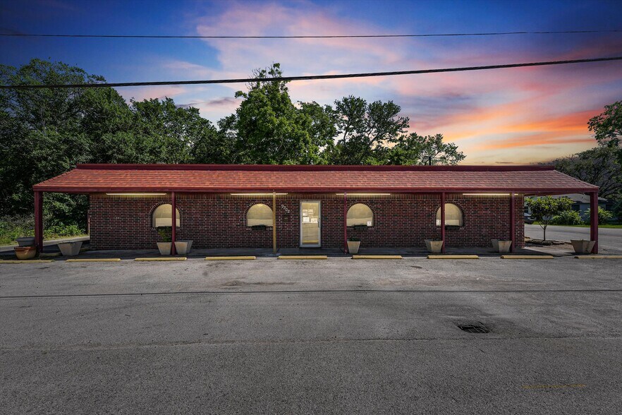 More Photos Of 9302 Highway 6, Hitchcock Restaurant For Lease