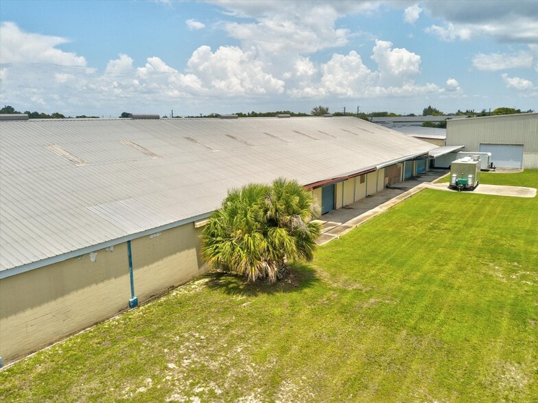 More Photos Of 12925 N 49th St, Clearwater Warehouse For Lease