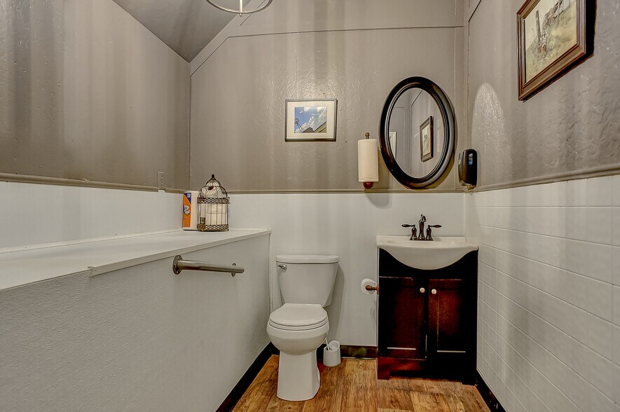 More Photos Of 117 S Franklin St, Colbert Restaurant For Sale
