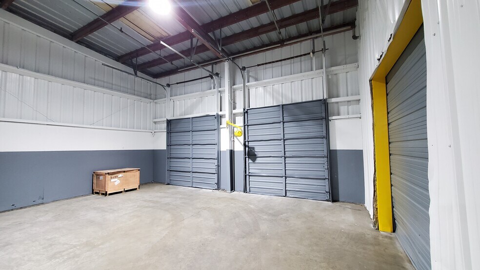 More Photos Of 509 W Barner St, Frankfort Warehouse For Lease