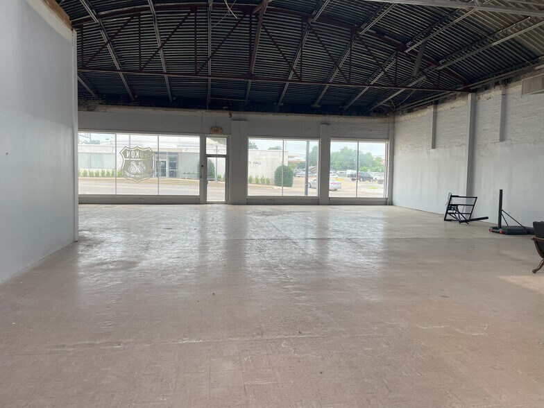 More Photos Of 517-519 W Main St, Yukon Storefront For Lease