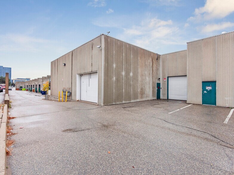 More Photos Of 175 W Beaver Creek Rd, Richmond Hill Light Distribution For Sale