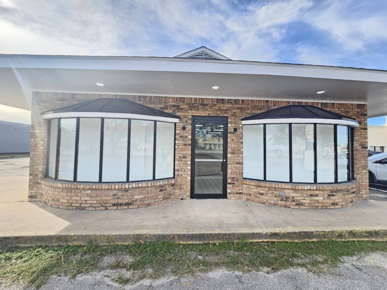 More Photos Of 1032 Pasadena Blvd, Pasadena General Retail For Lease