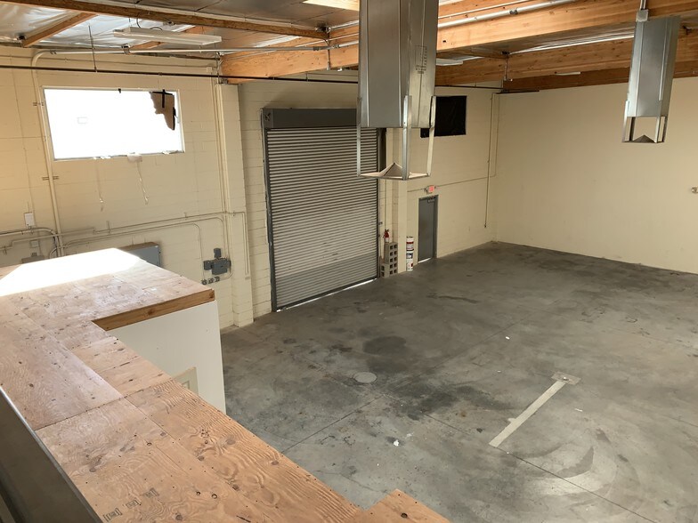 More Photos Of 9641 Owensmouth Ave, Chatsworth Warehouse For Lease