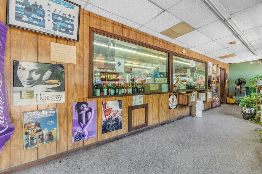 More Photos Of 2090 Elvis Presley Blvd, Memphis Freestanding For Sale