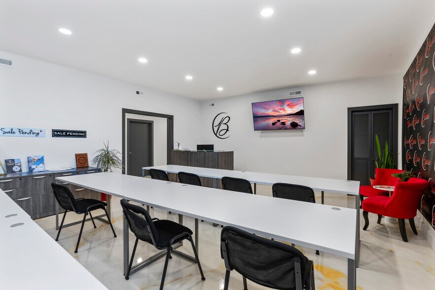 More Photos Of 823 15th St, Modesto Office For Sale