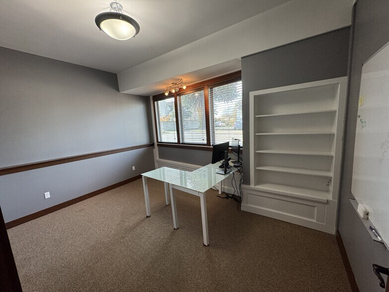 More Photos Of 422 N 4th St, Mount Vernon Office For Lease