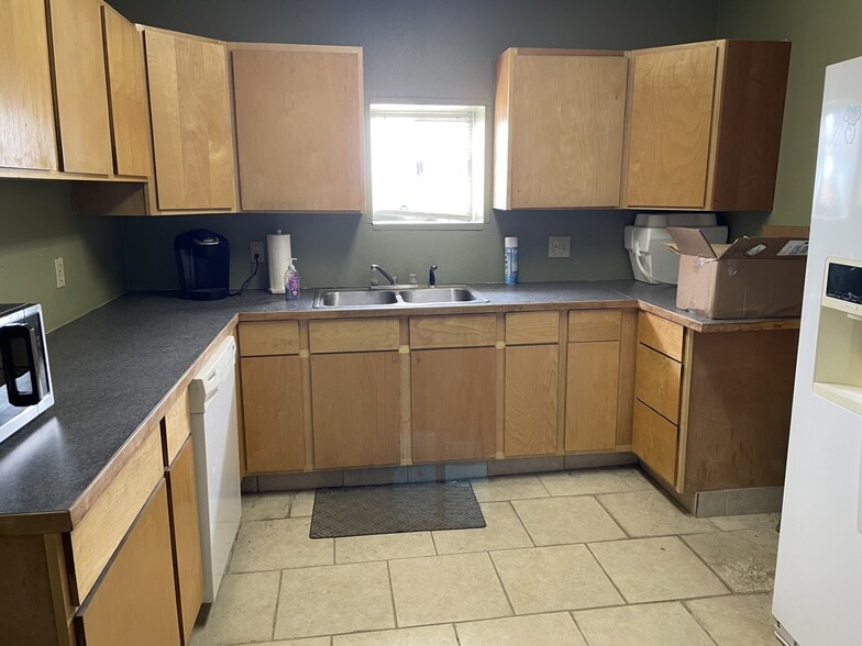 More Photos Of 46135 Division St, Lancaster Service For Sale