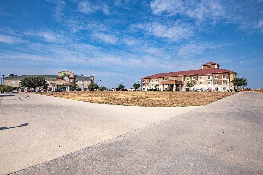 More Photos Of 805 N Parkway Dr, Alvarado Land For Lease