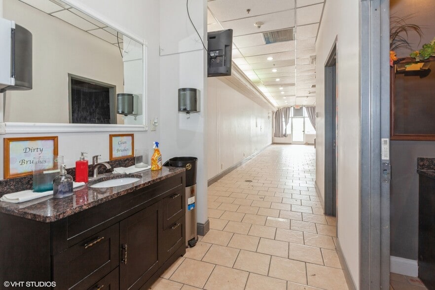 More Photos Of 277-297 S Weber Rd, Romeoville Storefront For Lease