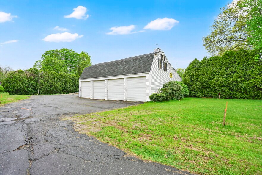 More Photos Of 91 Squawfield Rd, Westfield Service For Sale