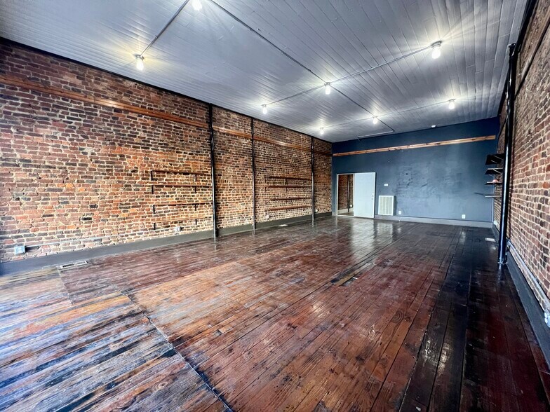 More Photos Of 209 N 1st St, Pulaski Storefront For Lease