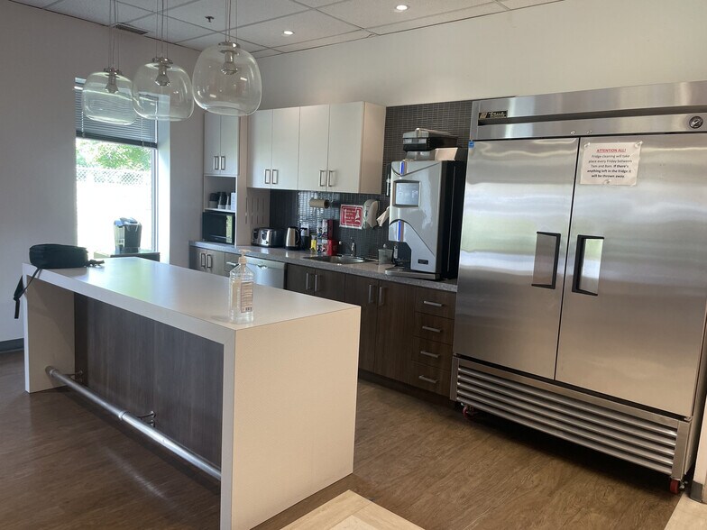 More Photos Of 2060 Walkley Rd, Ottawa Warehouse For Lease