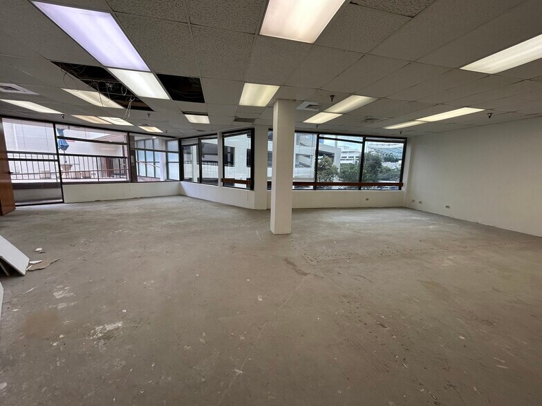 More Photos Of 438-444 Hobron Ln, Honolulu Office For Lease