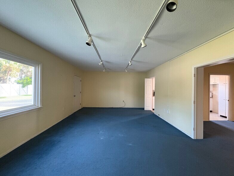 More Photos Of 5750 Swift Rd, Sarasota Freestanding For Lease