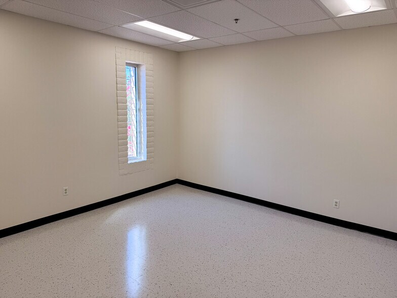 More Photos Of 10841 Pellicano Dr, El Paso Distribution For Lease