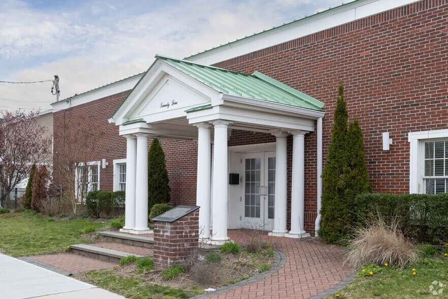 More Photos Of 25 Nassau Ln, Island Park Office For Sale